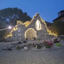 JinBest 200 LED Warm White Christmas Lights, UL Certified And Commercial Grade 66ft Green Wire String Lights, For Indoor And Outdoor Party, Wedding, Garden, Patio -Xmas Lighting Shop 71u3BLpocZL. AC SL1500